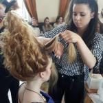 Uczennica układa fryzurę konkursową